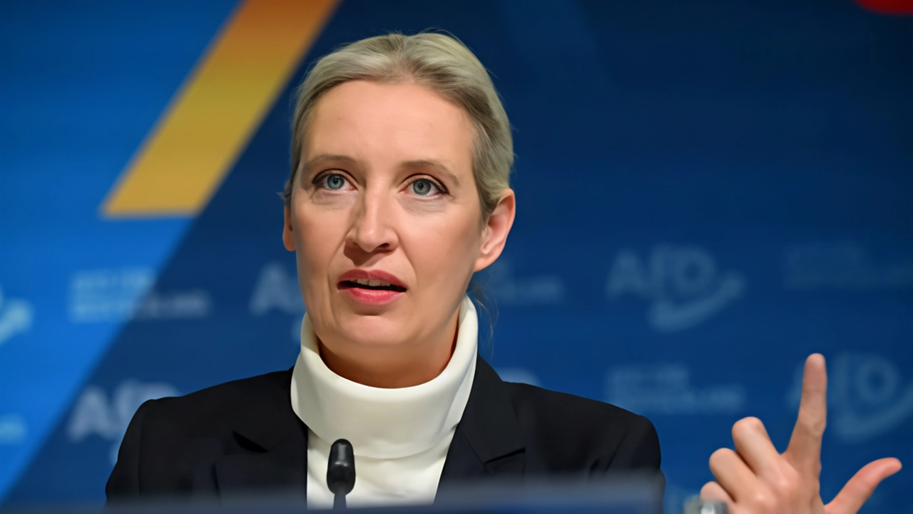 Elon Musk sta preparando una discussione live sul suo X con Alice Weidel (foto), la candidata cancelliera di Afd alle...