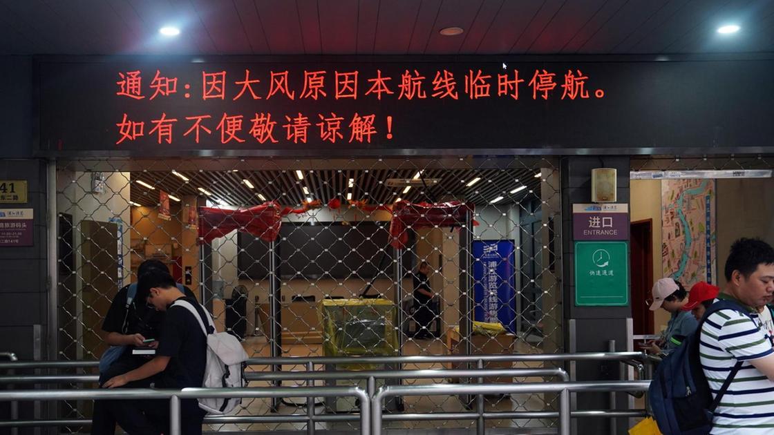 Il tifone Bebinca arriva su Shanghai, evacuazioni e stop ai voli