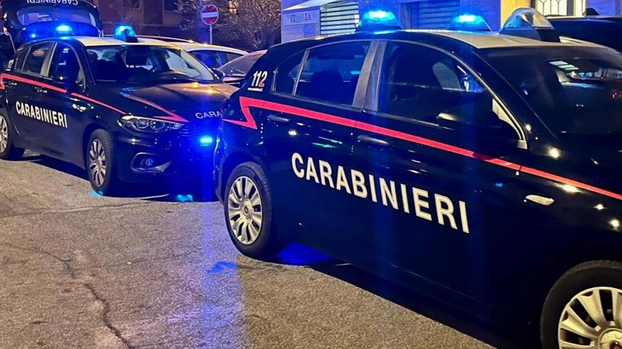 A Chignolo Po, il corpo di una donna è stato ritrovato senza vita. Carabinieri e medico legale sul posto per le indagini.