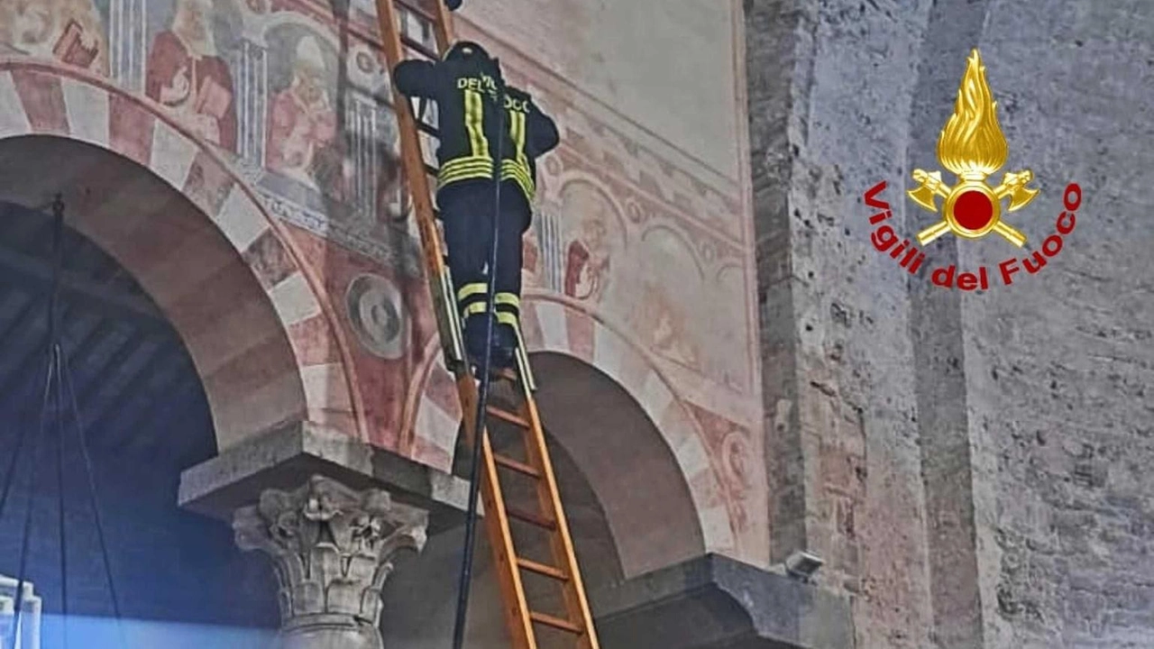 E' S.Pietro a Grado. Fiamme spente ma chiusa per precauzione