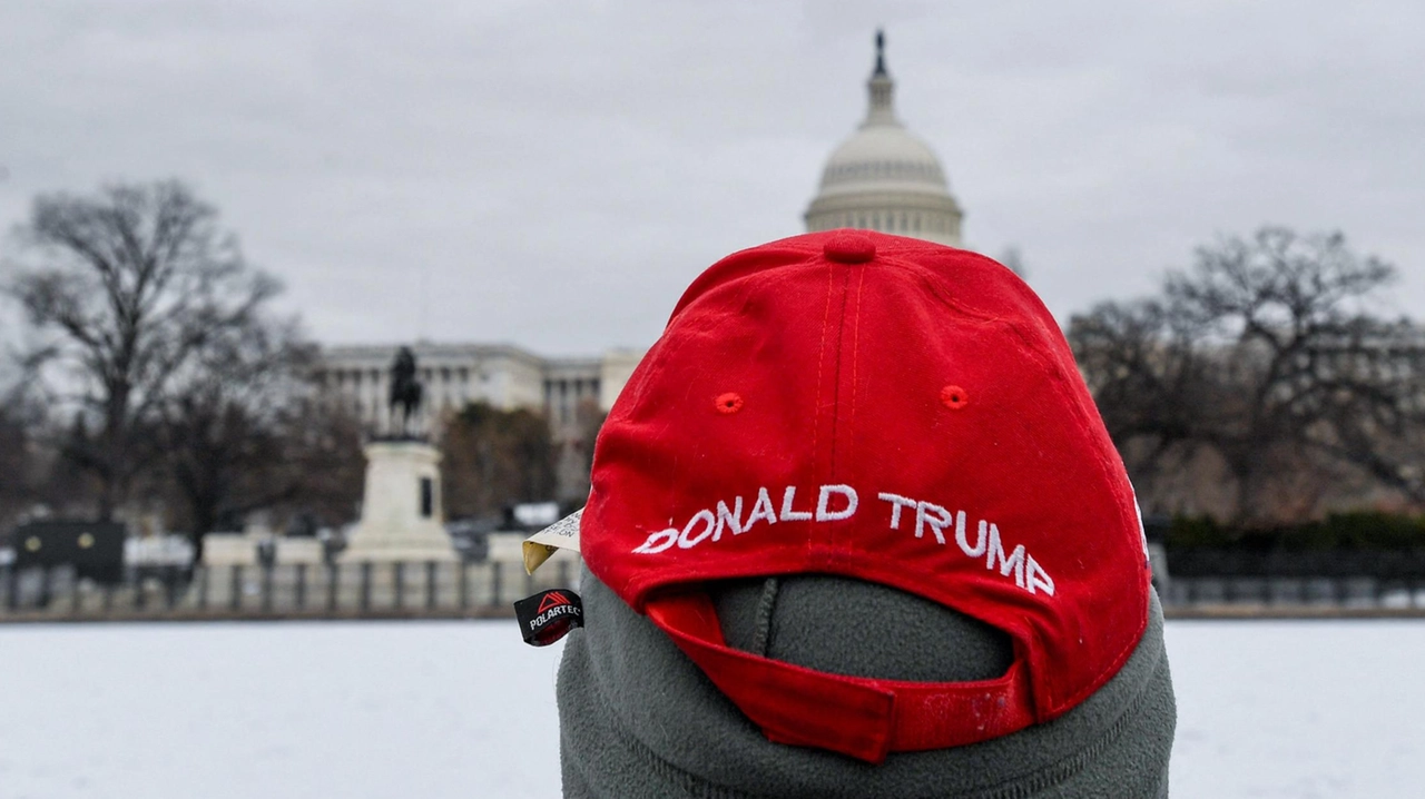 Un uomo con un cappellino di Donald Trump a Washington (foto Afp)