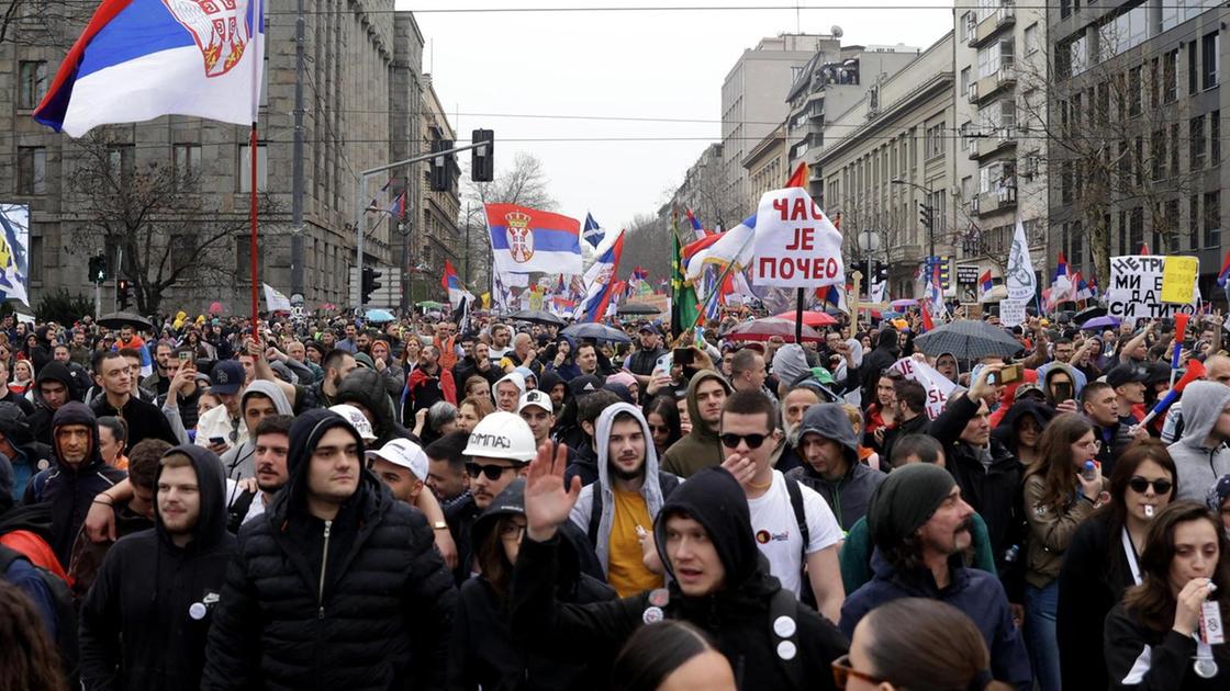 Massiccia protesta a Belgrado contro il governo serbo di Vucic