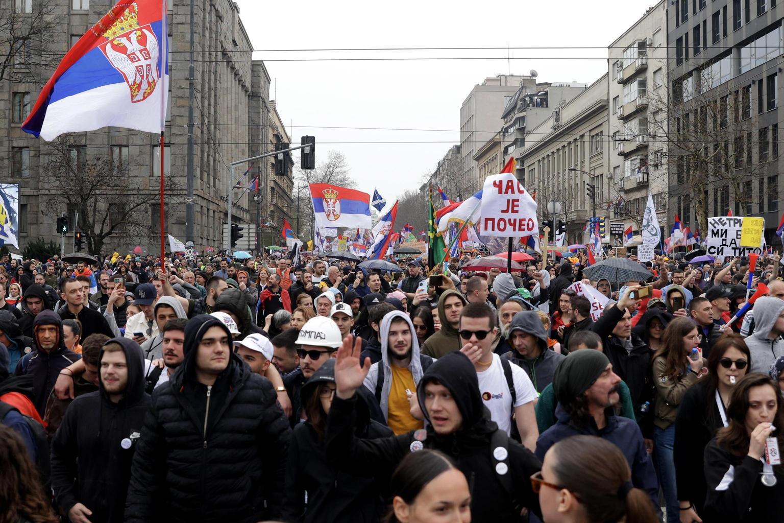 Massiccia protesta a Belgrado contro il governo serbo di Vucic