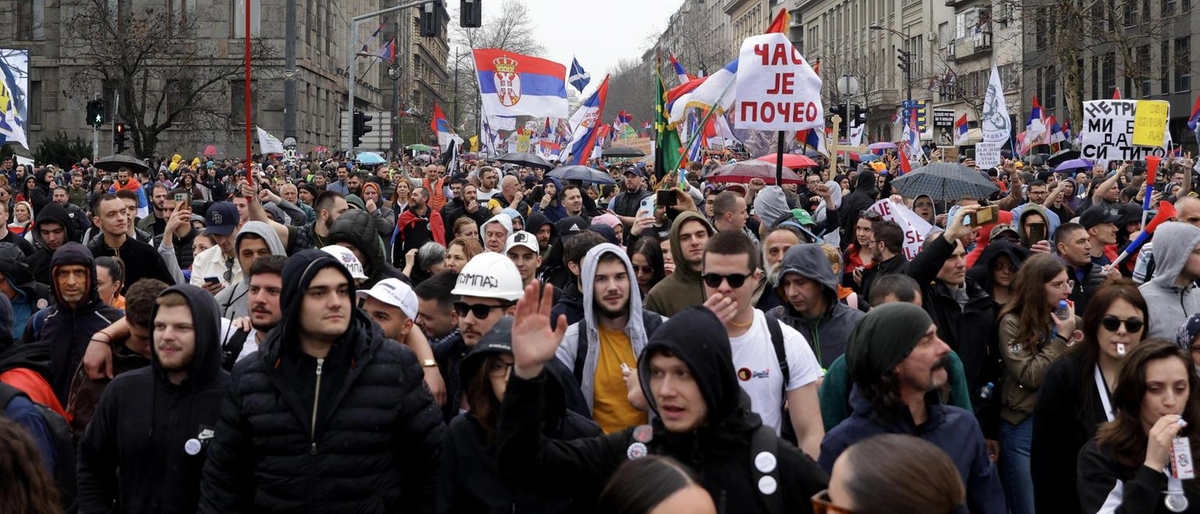 Massiccia protesta a Belgrado contro il governo serbo di Vucic