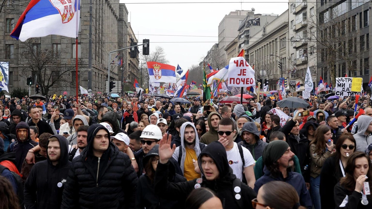 Oltre 275.000 persone hanno manifestato a Belgrado contro il governo, superando le stime ufficiali. Nessun incidente grave.