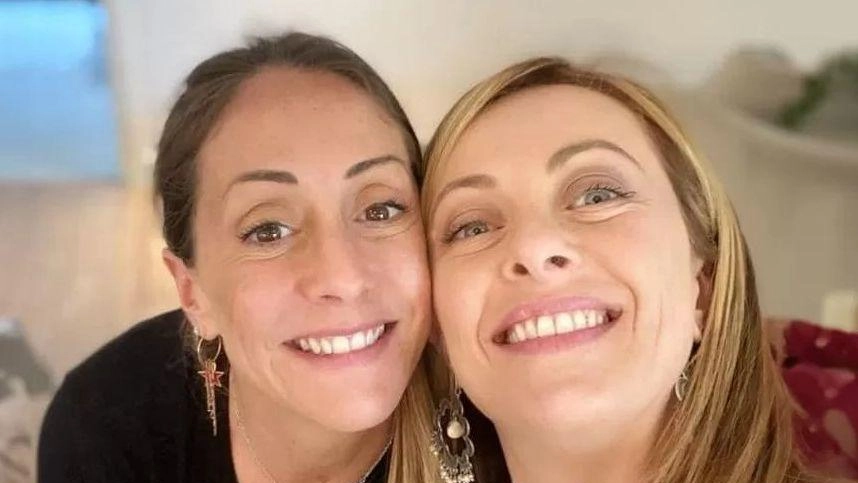 La premier Giorgia Meloni, 47 anni, e la sorella Arianna, 49, nella foto postata ieri su