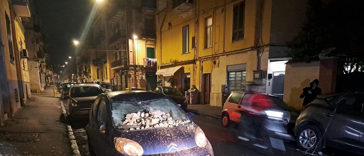 Terremoto a Bagnoli: vigili del fuoco in azione per evacuare residenti bloccati