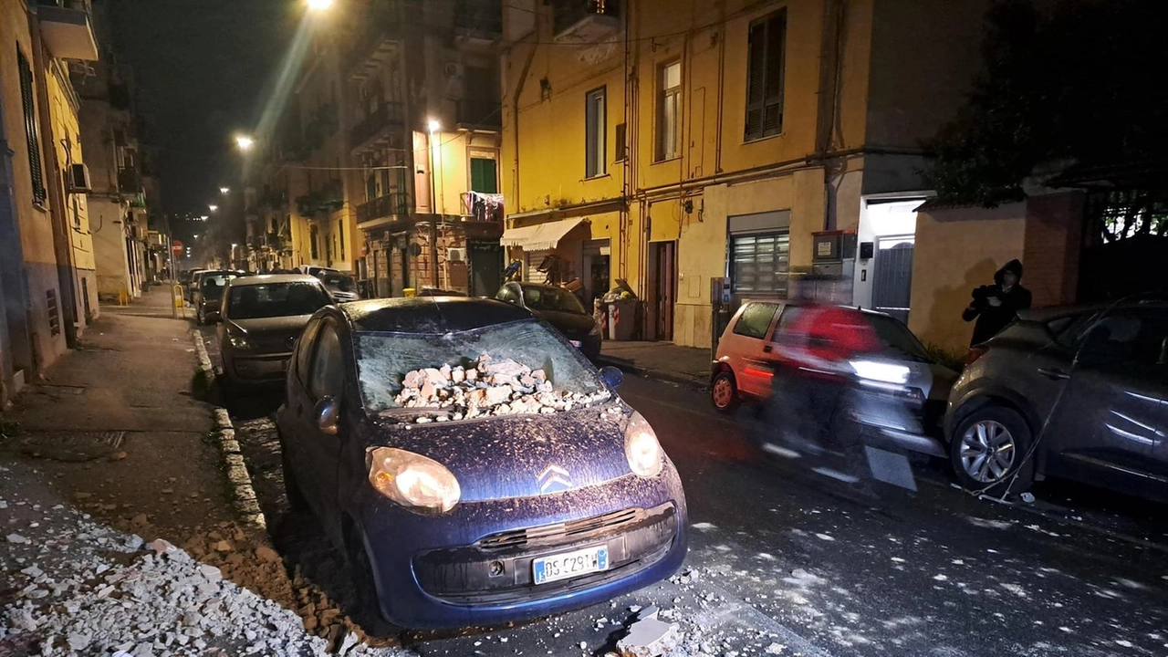 A Bagnoli, Napoli, i vigili del fuoco hanno evacuato residenti bloccati dopo un terremoto. Danni alla chiesa di Sant'Anna.