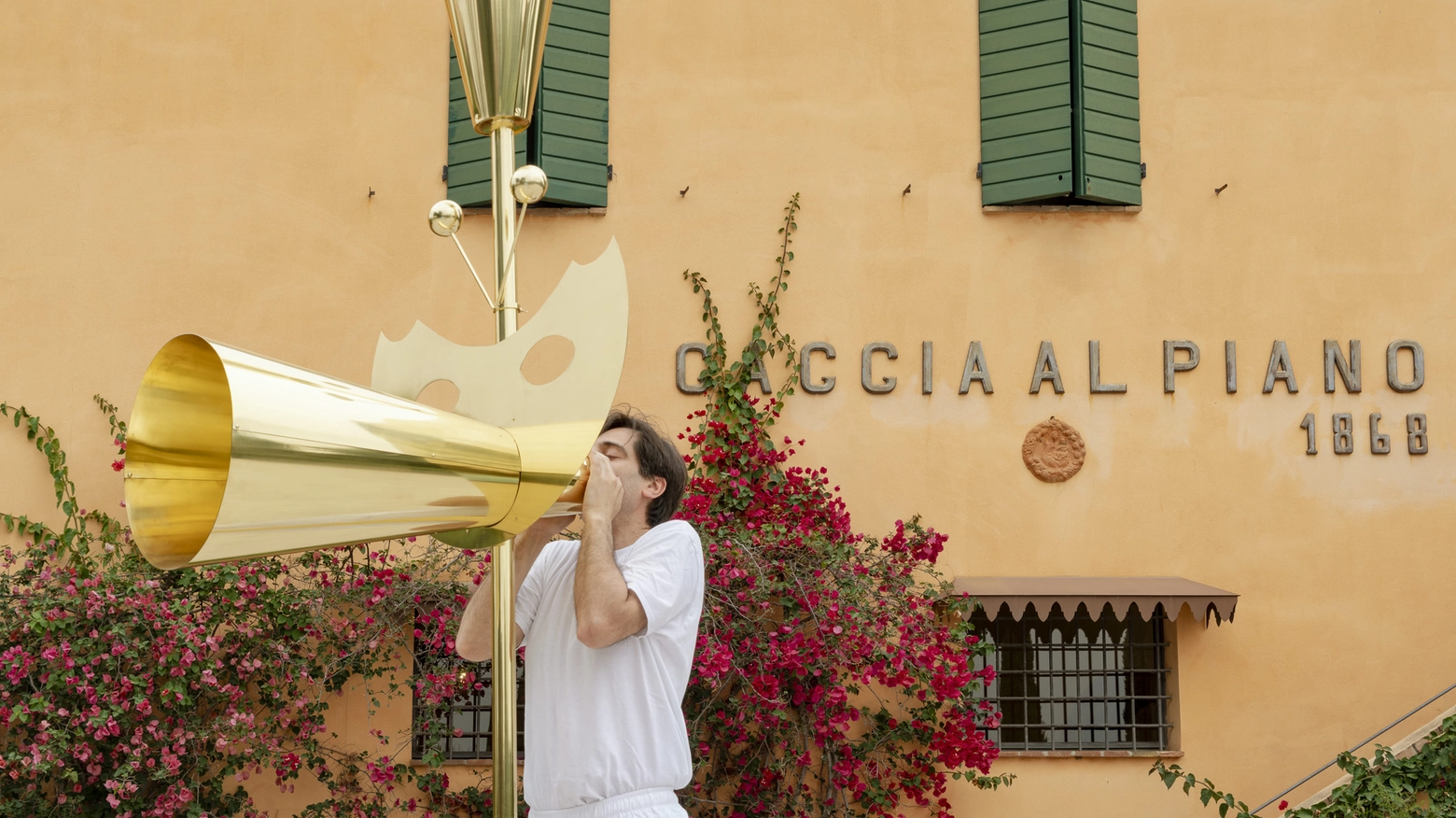 La mostra, ospitata fino al 30 novembre nella rinomata cantina bolgherese, permetet di conoscere il processo produttivo del vino tramite le visioni poliedriche degli artisti coinvolti