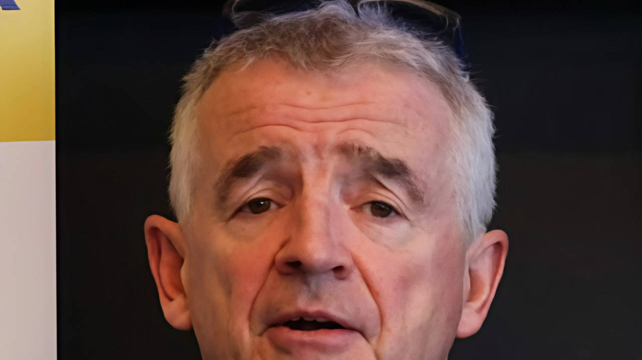 Il ceo di Ryanair critica il governo italiano per le tasse sulle compagnie aeree, annunciando nuove rotte da Malpensa e criticando la situazione degli aeroporti italiani.