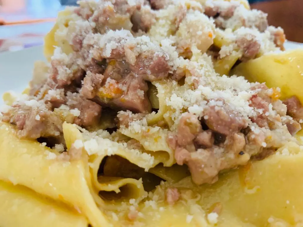 Pappardelle all’uovo con ragù bianco di porco cinturello orvietano, arancia e finocchietto selvatico