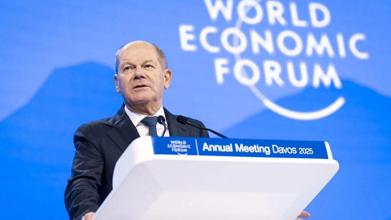 Olaf Scholz al Forum di Davos critica Musk per il suo sostegno all'estrema destra, sottolineando l'importanza della libertà d'espressione.