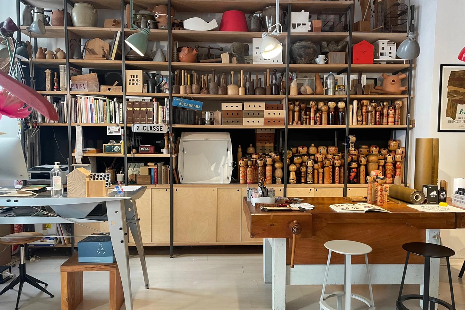 L'interno di Vud, studio bottega, laboratorio di design con falegnameria a vista in via Diaz 15 a Trieste (foto di Monica Guerci)