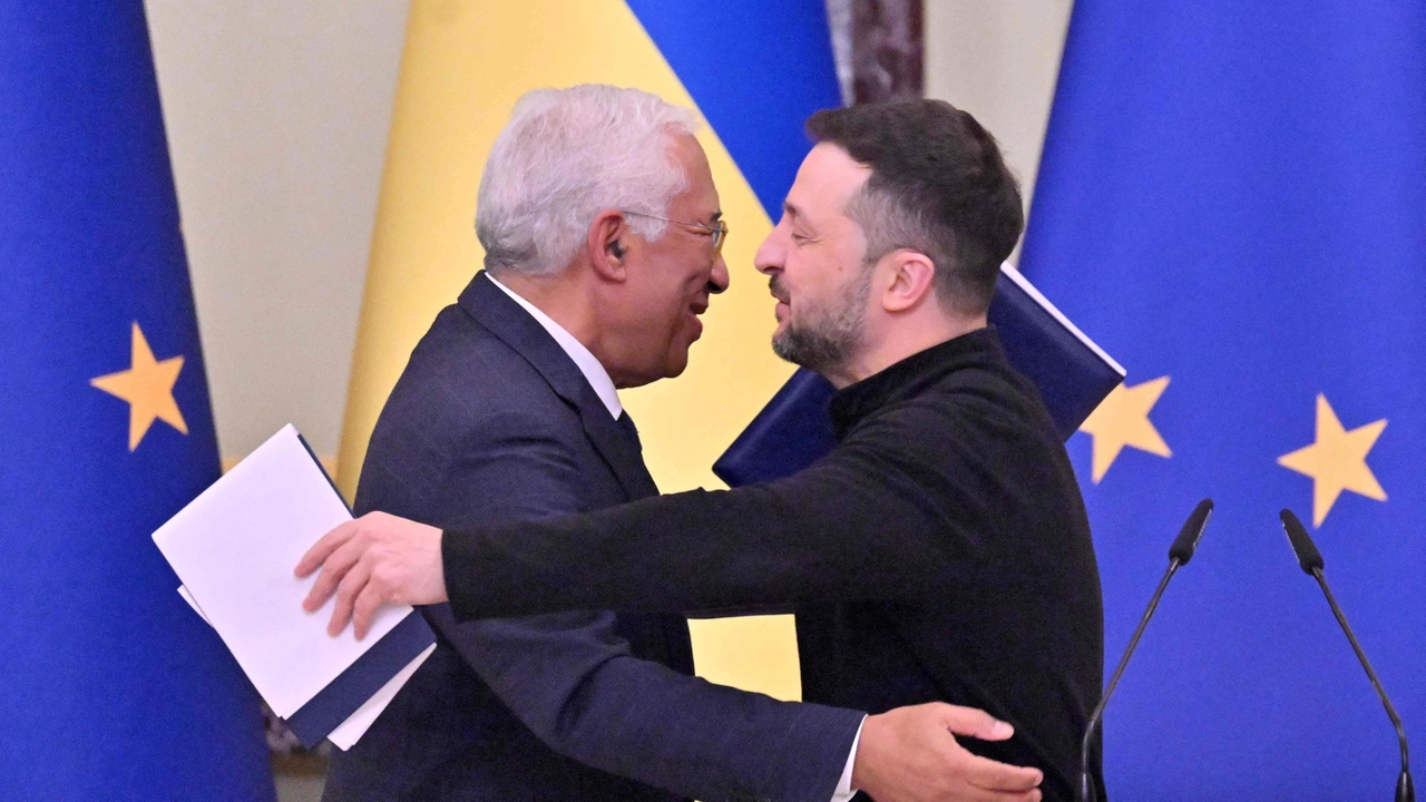 Il presidente del Consiglio Europeo Antonio Costa e il presidente ucraino Volodymyr Zelensky (foto Ansa)