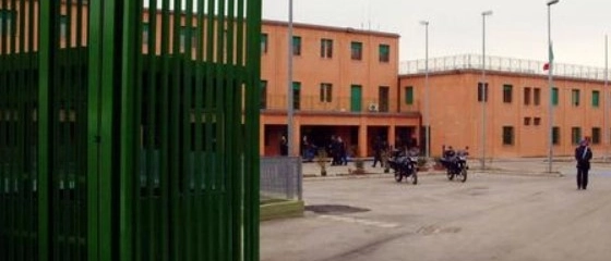 Fuga da film dal carcere di Ancona: pluriomicida evade dopo aver gettato i rifiuti