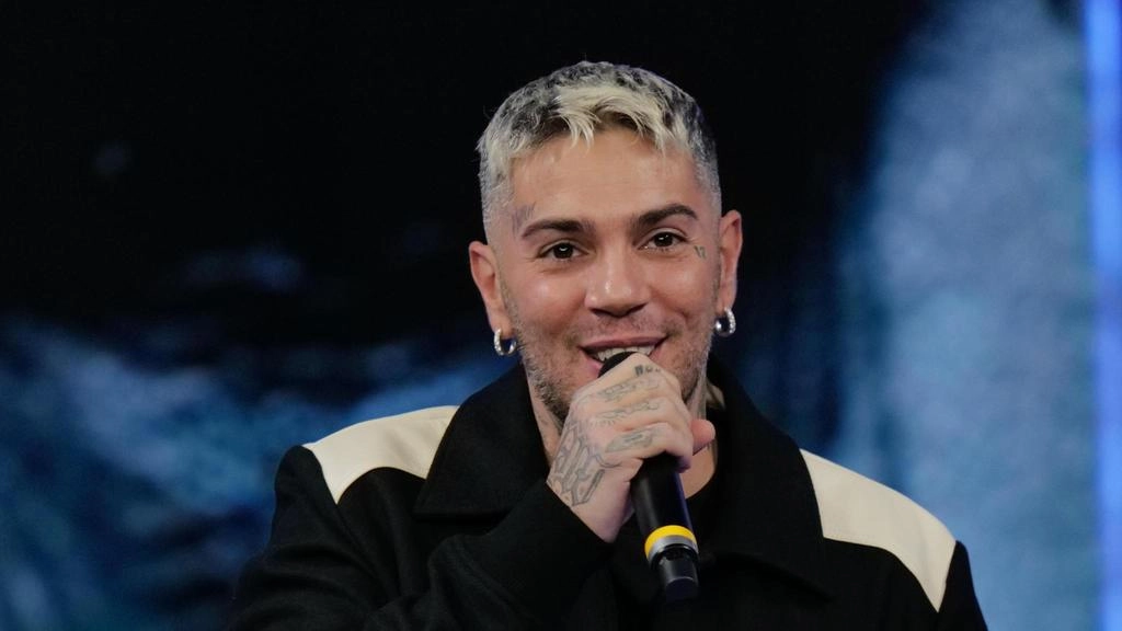 Emis Killa lascia Sanremo 2025, il festival proseguirà con 29 artisti. Decisione di Carlo Conti e Rai.