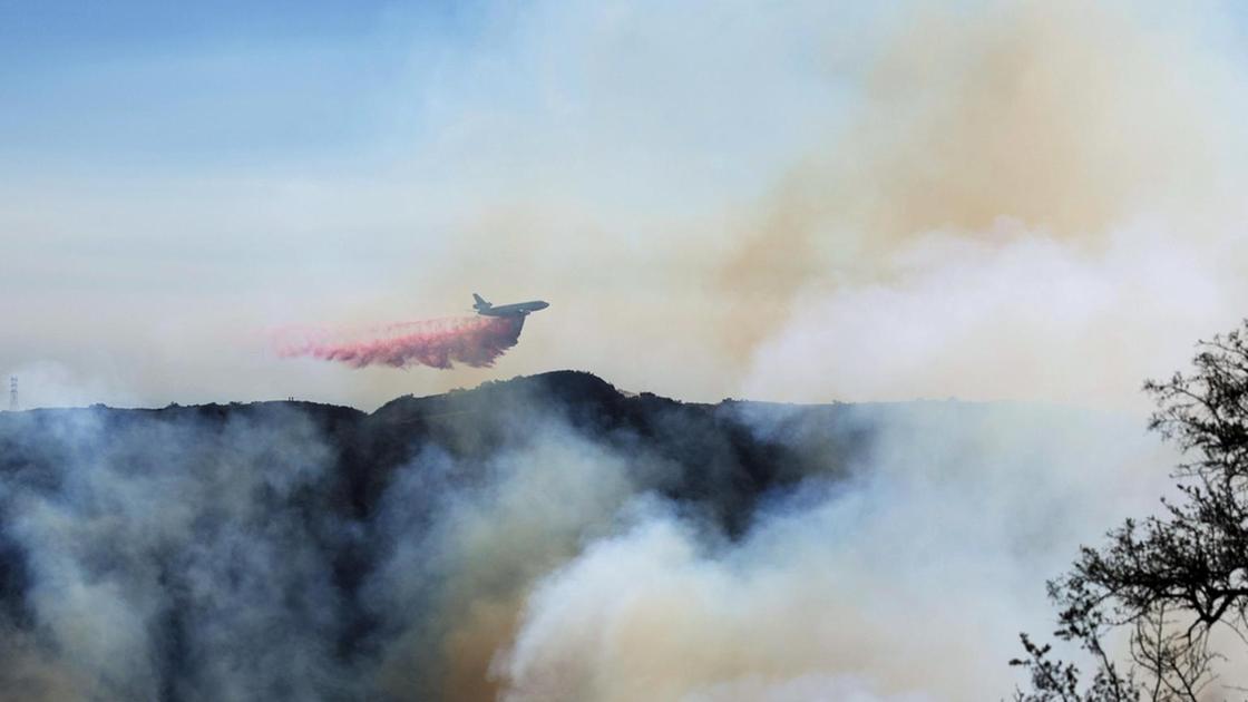 Incendio a Palisades: rischio per Encino e Bel Air, evacuazioni in corso