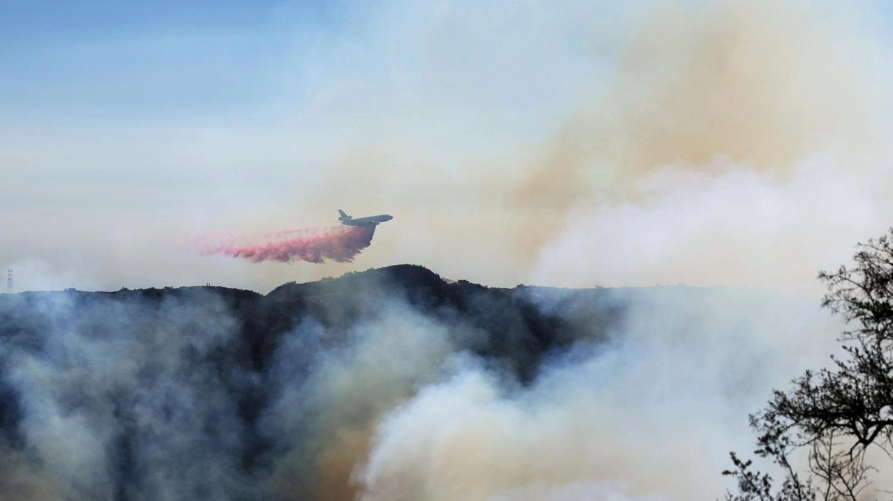 Il fuoco minaccia Encino e Bel Air, evacuazioni ordinate. Vigili del fuoco in azione per contenere l'incendio.