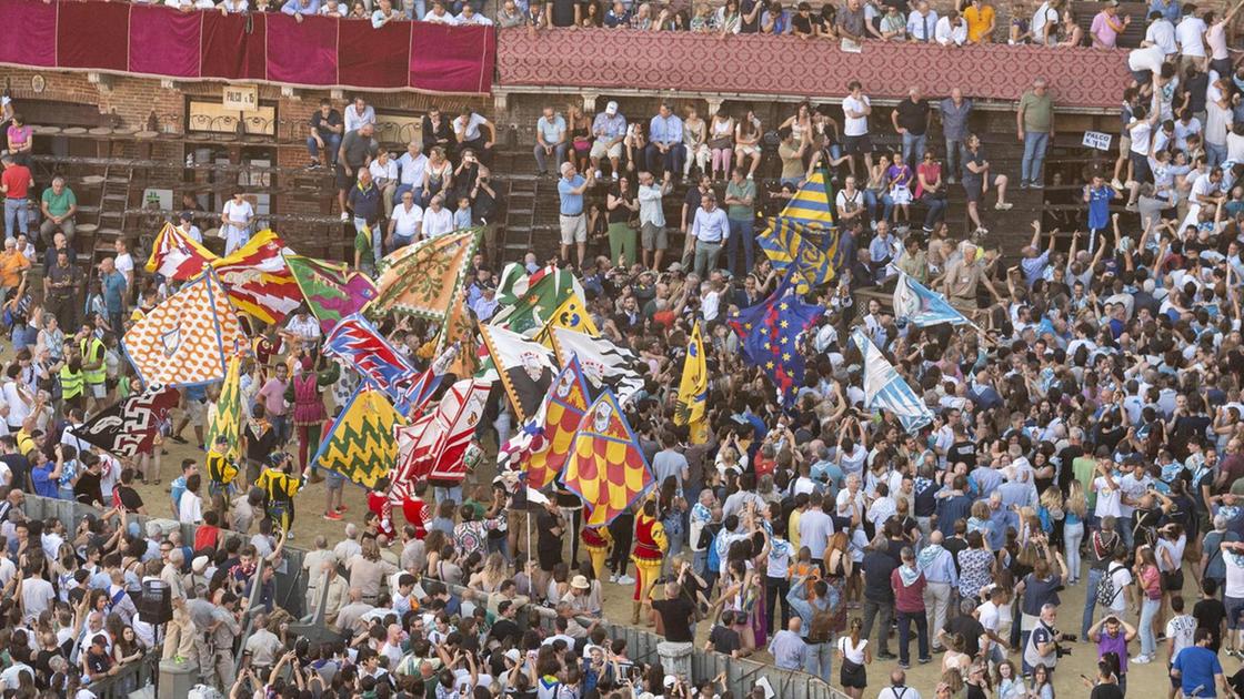 Palio di Siena, vince la contrada della Lupa