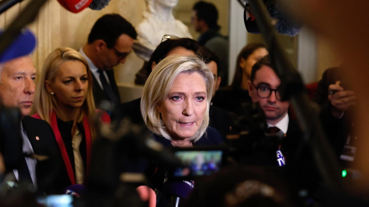 Le Pen in Parlamento, 'è la fine di un governo effimero'