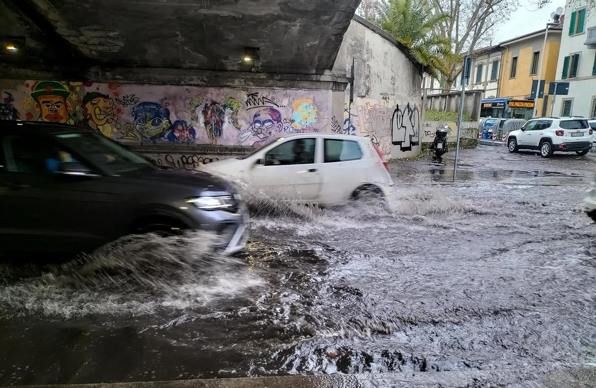 Bomba d’acqua allaga Firenze. Esondano i fiumi, frane in Liguria