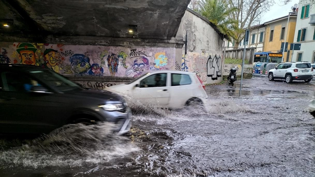 Nel capoluogo toscano strade come fiumi e licei sommersi. Nave urta banchina nel porto di Marina di Massa. Romagna in ansia per il Lamone, di nuovo bloccata la linea ferroviaria fra Faenza e Firenze.