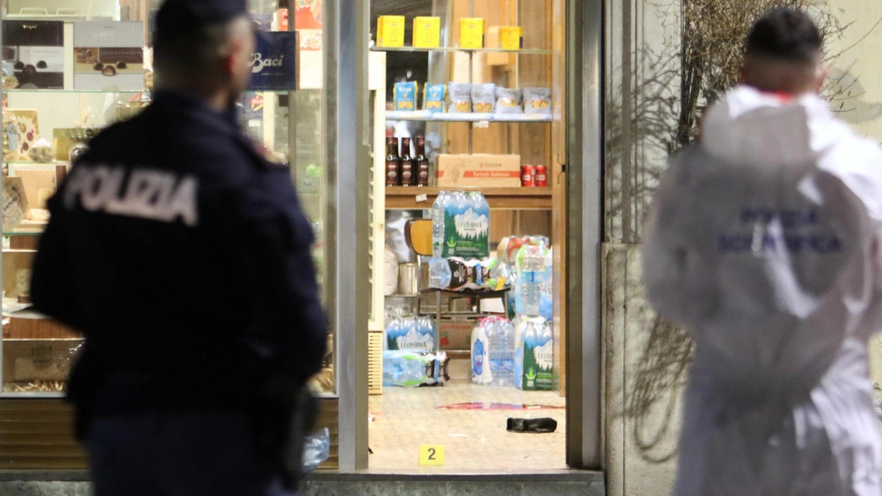 I rilievi della polizia e della Scientifica sabato sera 15 febbraio in piazzale Gambara