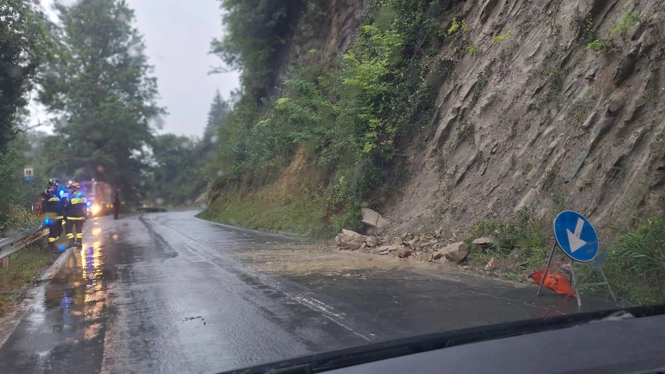 Cadono sassi sulla strada a Monterenzio nel Bolognese