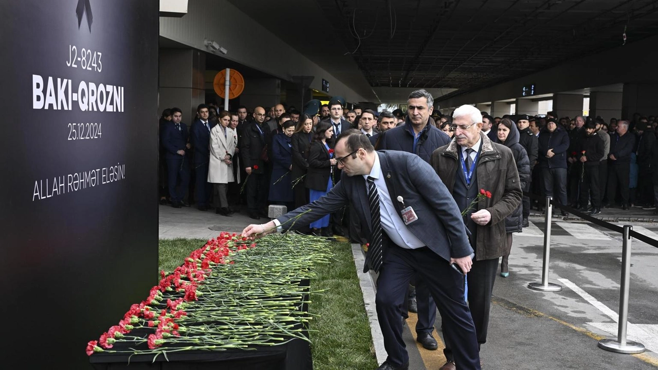 Droni ucraini attaccano Grozny mentre un aereo tenta l'atterraggio, causando deviazione verso il Kazakistan.