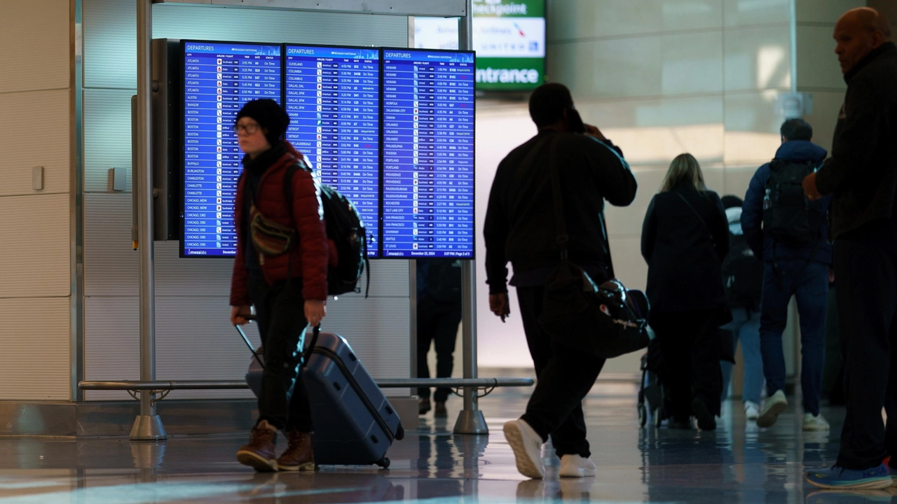 Passeggeri in un aeroporto in Virginia (Ansa)