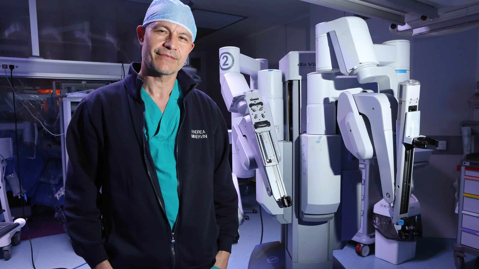 «Il robot ha reso precisissimi gli interventi e ridotto il post-operatorio, ma dobbiamo ricordare che è sempre guidato dalla mano del medico»