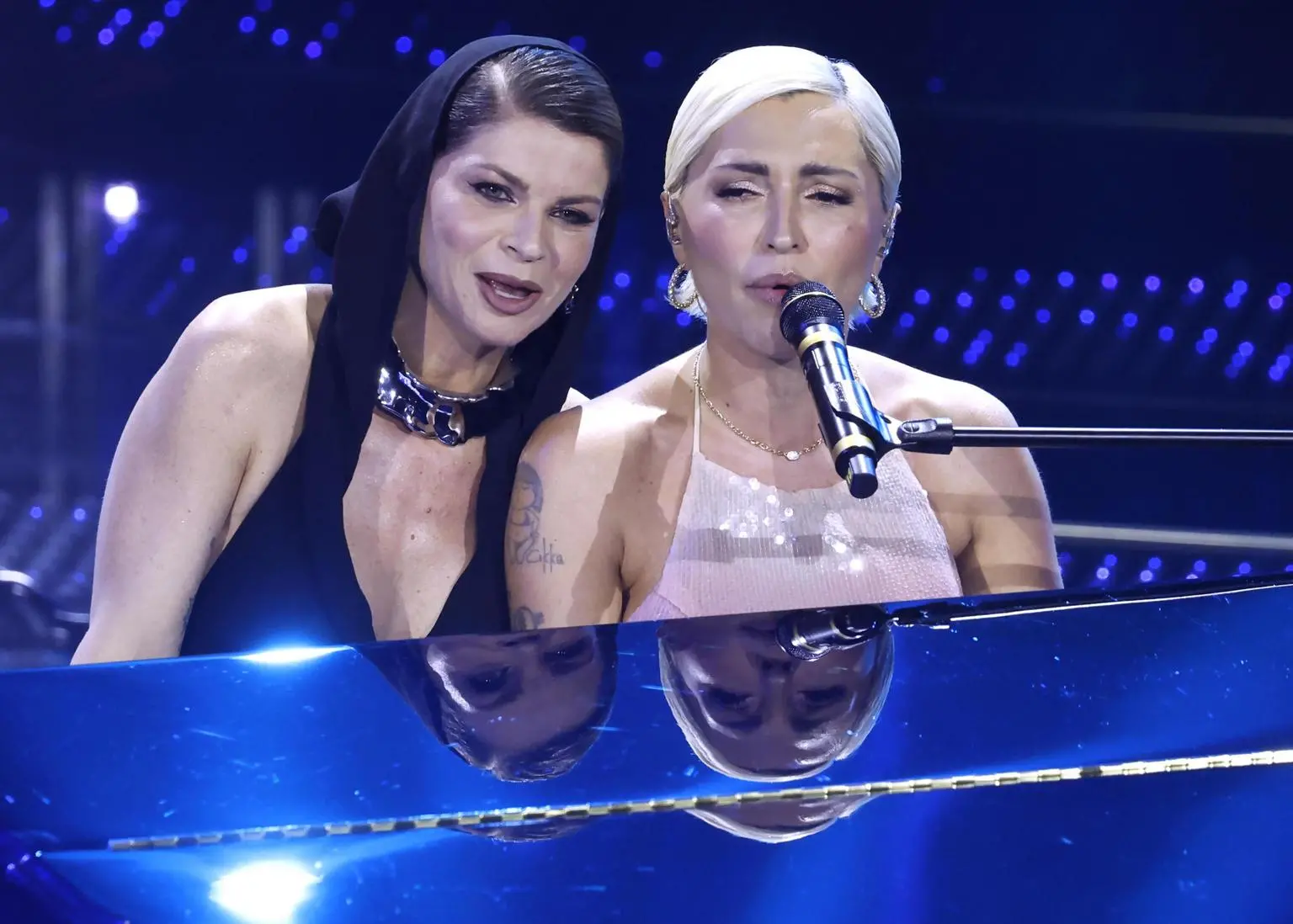 Pagelle serata Cover di Sanremo 2025: Fedez sorprende in positivo, Brancale e Amoroso clamorose