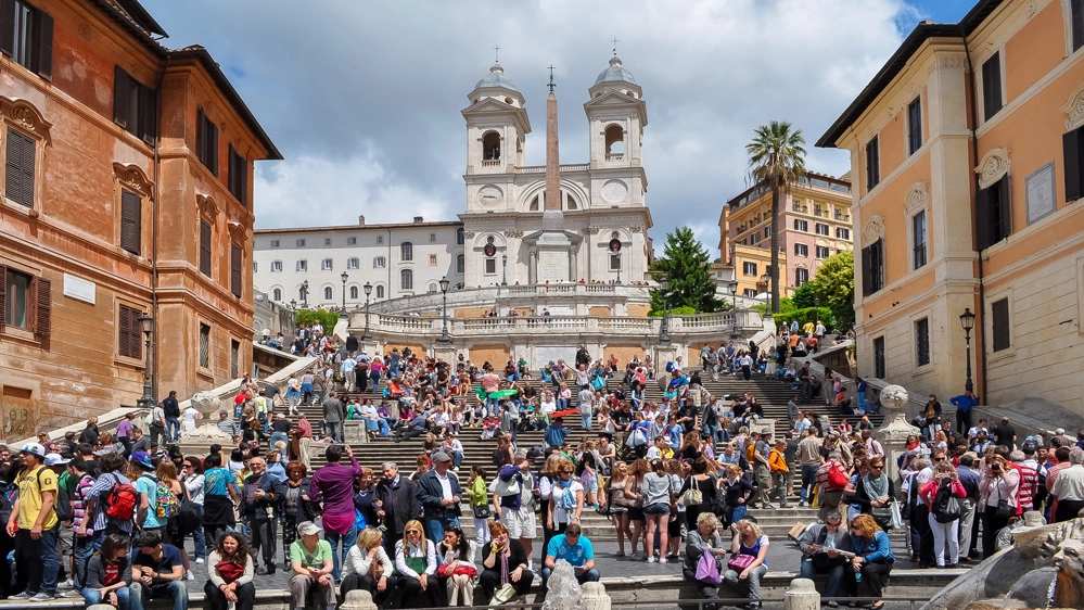 Invasione di turisti sulla scalinata di Trinità dei Monti a Roma (repertorio)