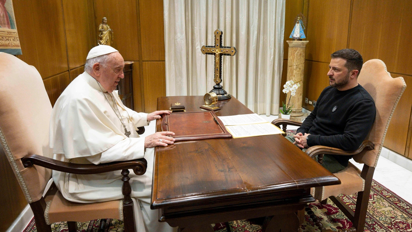 Il Papa a colloquio con Zelensky nel 2023 (Ansa)