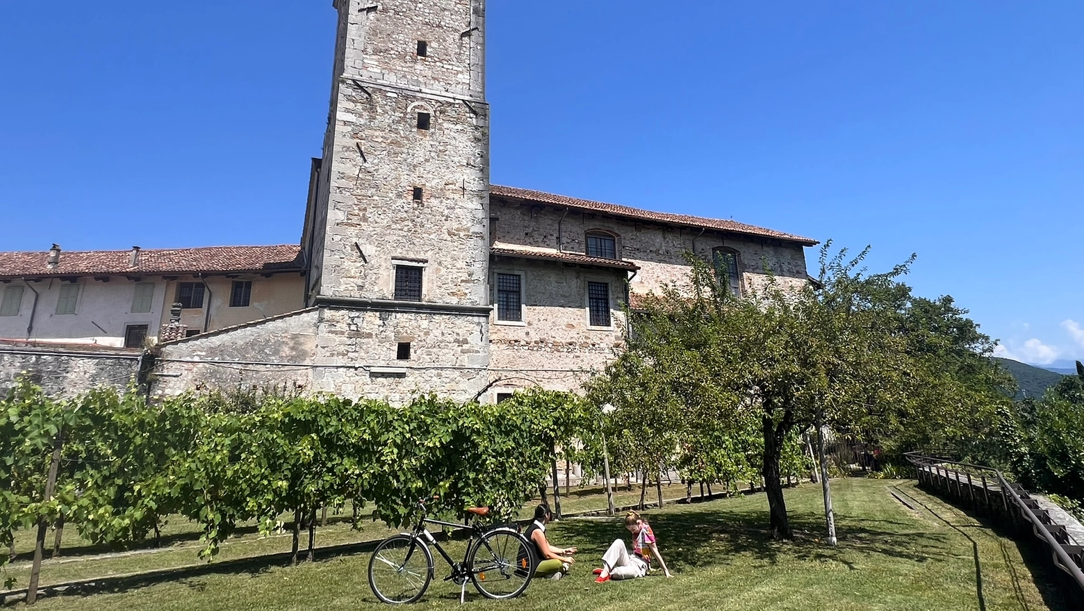 In sella all bici attraverso sette itinerari che uniscono cultura, storia e natura. Lungo cinque regioni alla scoperta dei luoghi del potere longobardo, oggi patrimonio dell'umanità Unesco