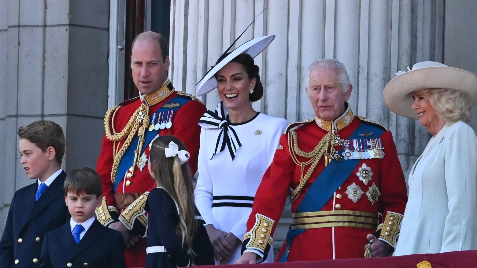Kate Middleton e il resto della famiglia reale affacciati al balcone di Buckingham Palace (Ansa)