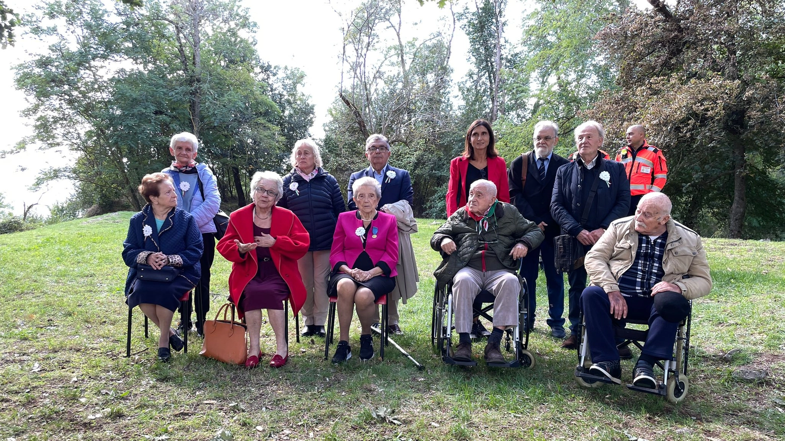 Il gruppo dei superstiti e dei familiari delle vittime ieri a Monte Sole