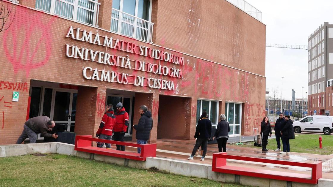 Raid dei no vax a Cesena. Imbrattato il campus universitario. Scritte con spray rosso contro il 5G