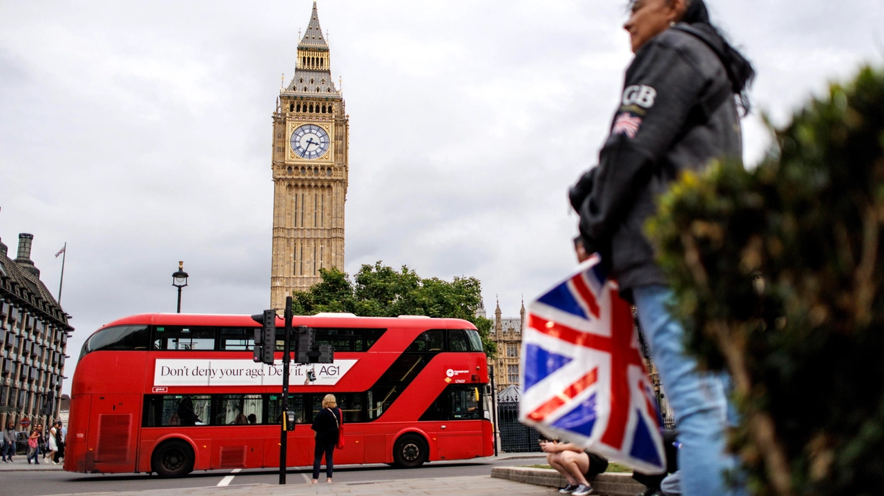 Una veduta di Londra con il Palazzo di Westminster e il Big Ben (Ansa)