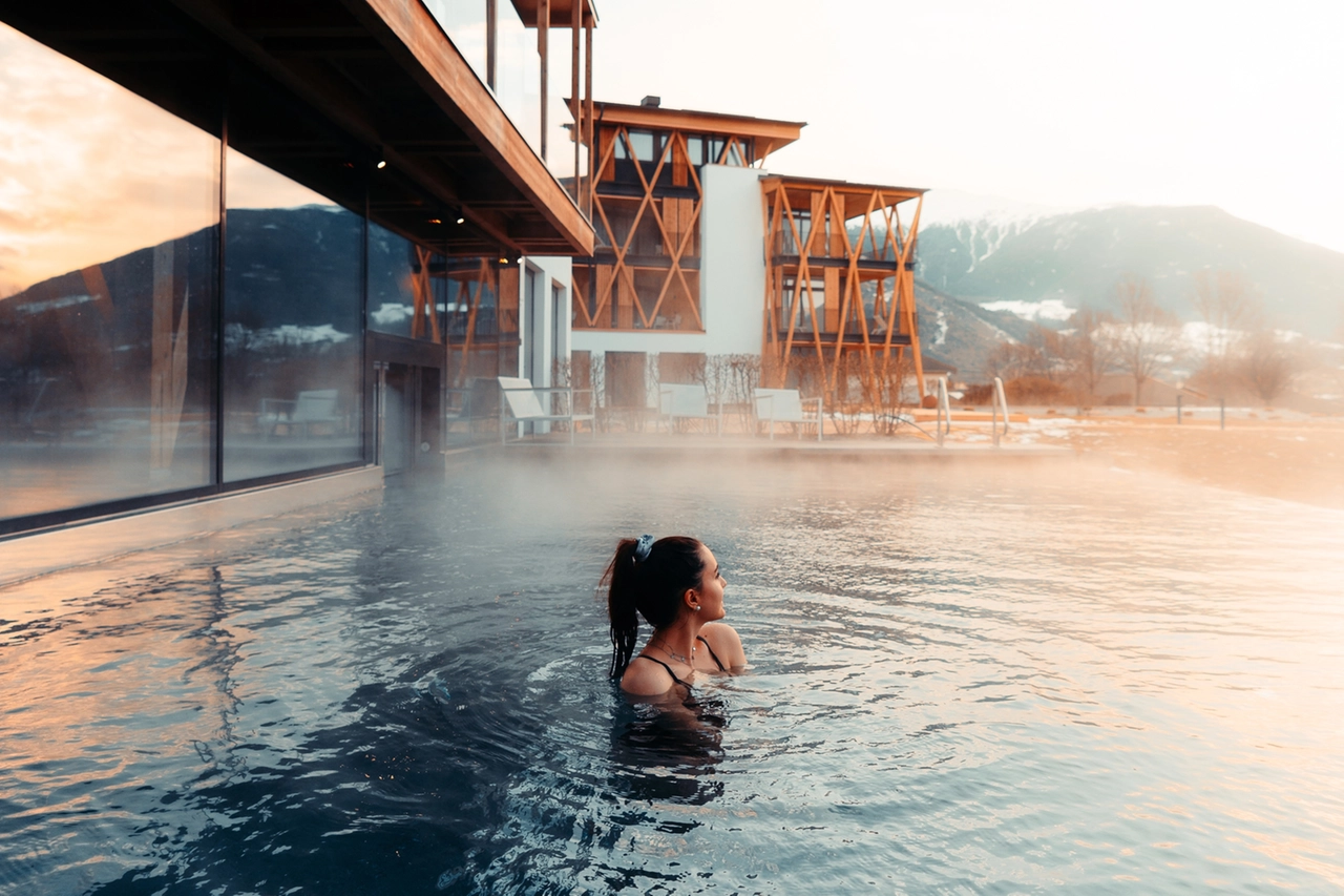 La piscina esterna dell'area wellness ‘Mii:Amo’ del Garberhof