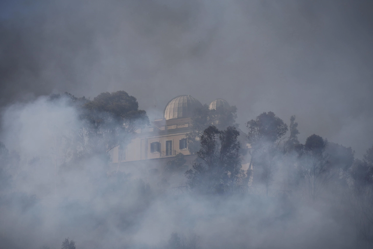 Le fiamme avvolgono la collina di Monte Mario