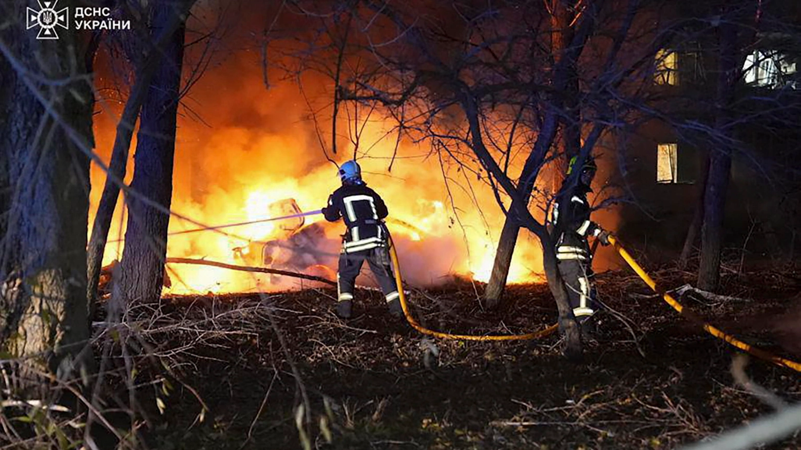 Vigili del fuoco ucraini impegnati a spegnere le fiamme a Sumy dopo il massiccio attacco sferrato dalla Russia (Ansa)