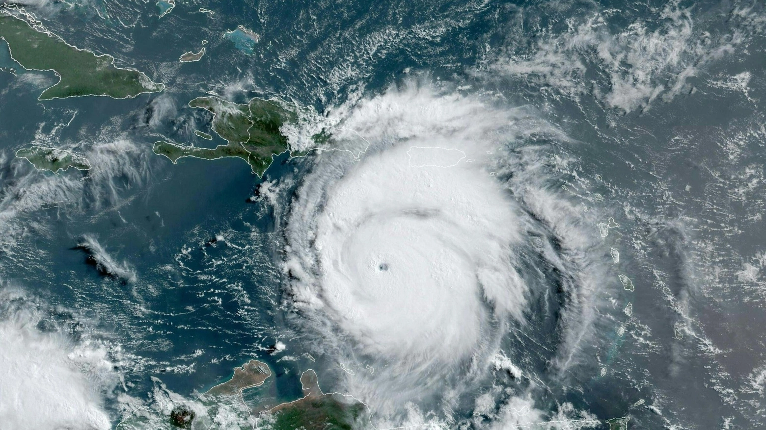 Un'immagine satellitare dell'uragano Beryl mentre si abbatte sui Caraibi (Ansa)