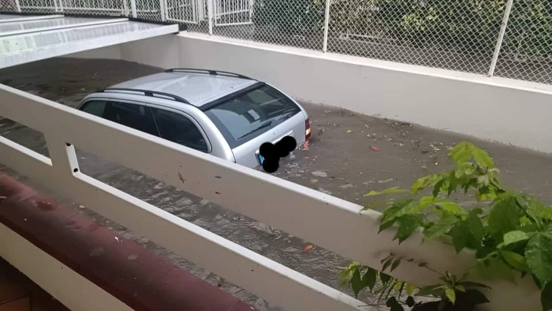 Un'auto sommersa dall'acqua a Cesenatico