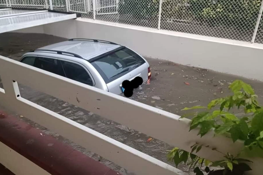 Un'auto sommersa dall'acqua a Cesenatico