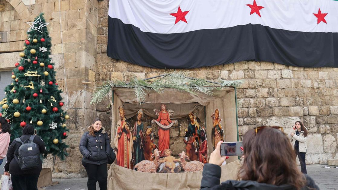 Siria, incendiato albero di Natale: i cristiani scendono in piazza per protesta