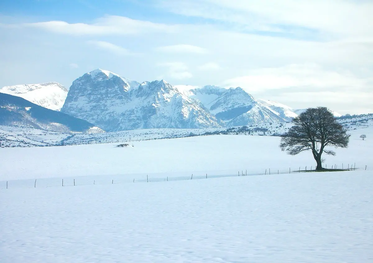 L’Appennino centrale sotto la neve: sci, terme e borghi per un dolce inverno