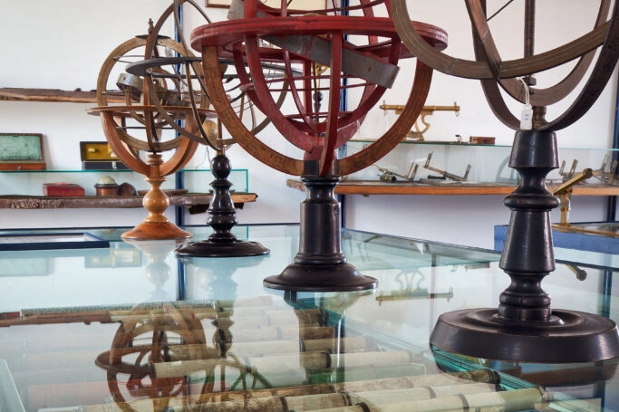 Modelli dell'ultramillenaria Sfera armillare custoditi nel Museo degli strumenti per la navigazione