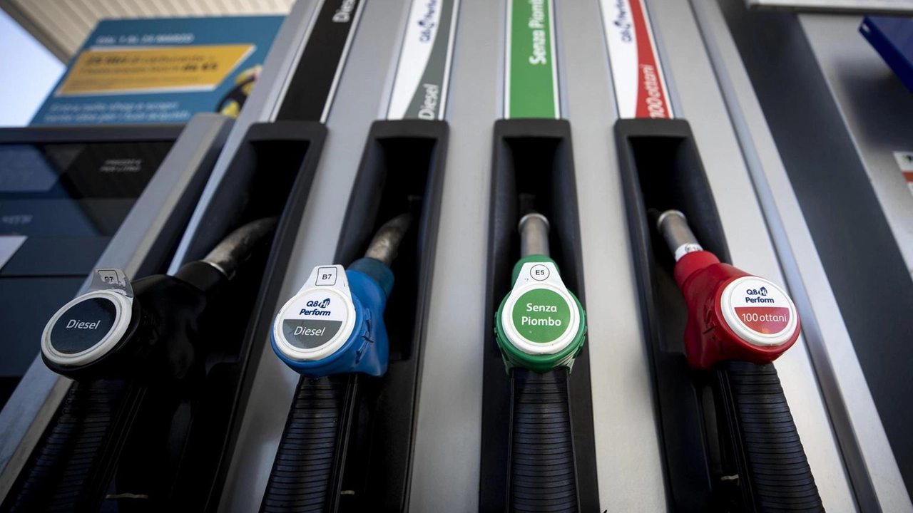 Analisi di Staffetta Quotidiana: la benzina self service a 1,800 euro/litro, diesel a 1,703 euro. Prezzi in crescita.