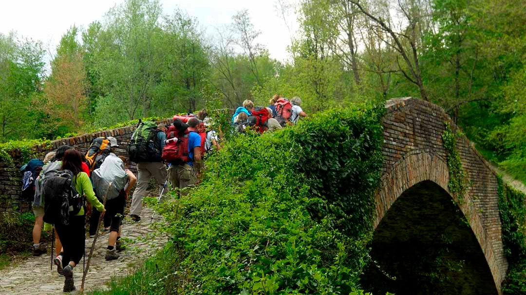 Un percorso in 8 tappe attraversando borghi e colline, montagne e valli, ma anche visitando abbazie e centri d'arte. Per un pellegrinaggio fra spiritualità, cultura e natura